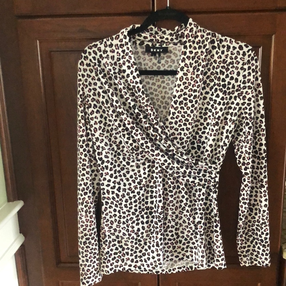 🤩DKNY Long sleeve light weight top🤩